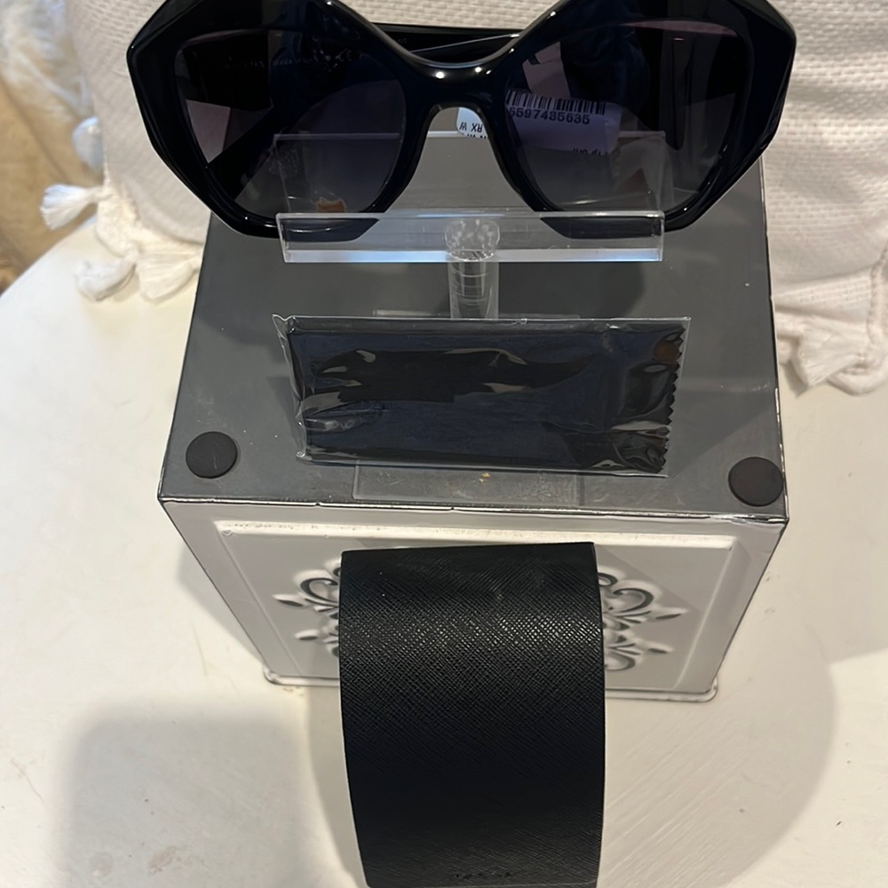Ladies Prada Sunnies. Just in time for summer!gradient black lens!